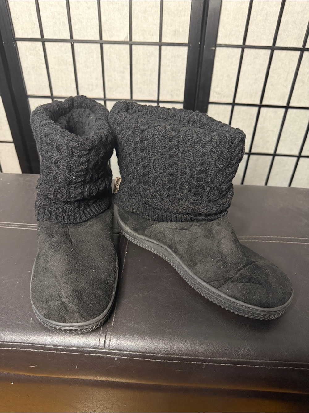 Women’s Mukluks Boot Slippers Size 7-8 in Black